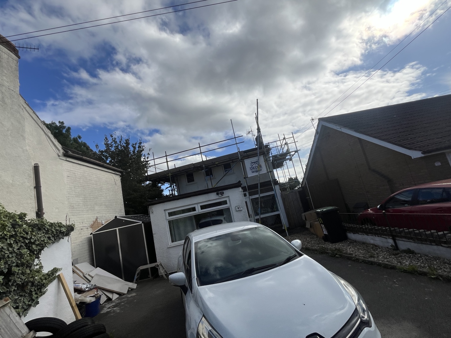 Four-sided scaffolding for a brand-new truss roof in Bromsgrove